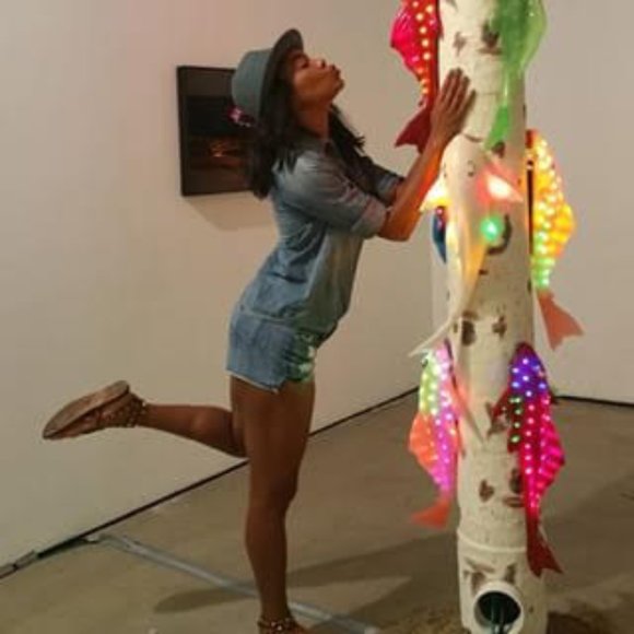 Meet your Posher, Della - Picture 3 of 3